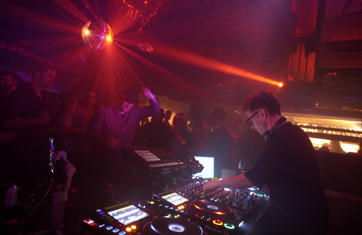 Flow:me spielt nachts im Club vor einer tanzenden Crowd