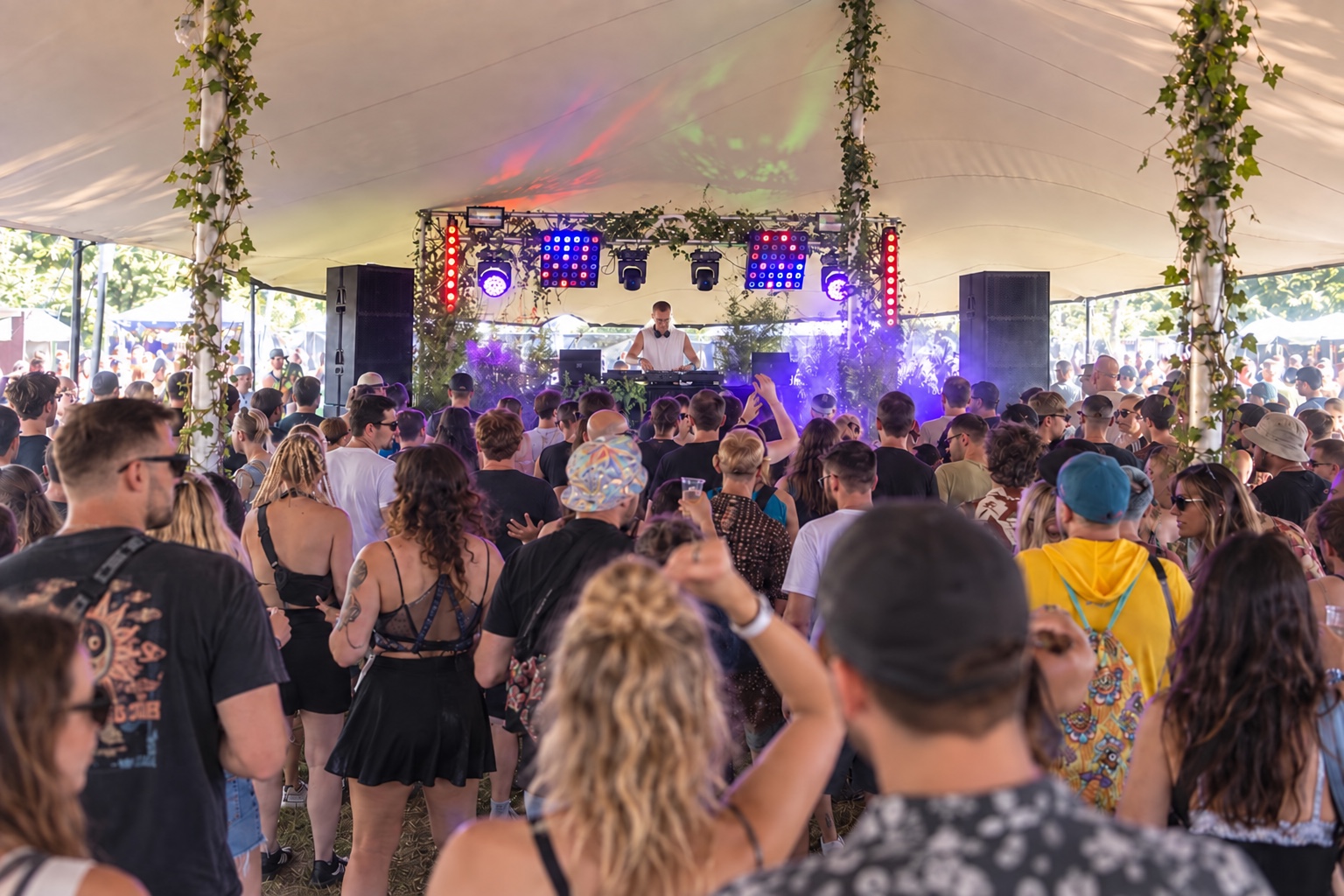 Volle Tanzfläche vor Flow:me bei einem hellen Tagesfestival