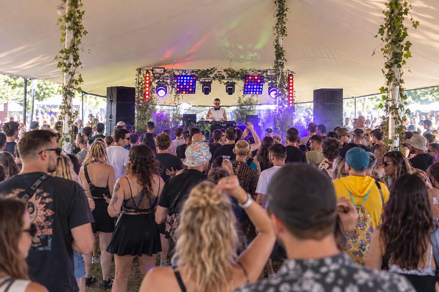 Flow:me spielt vor einer Crowd bei einem hellen Tagesfestival