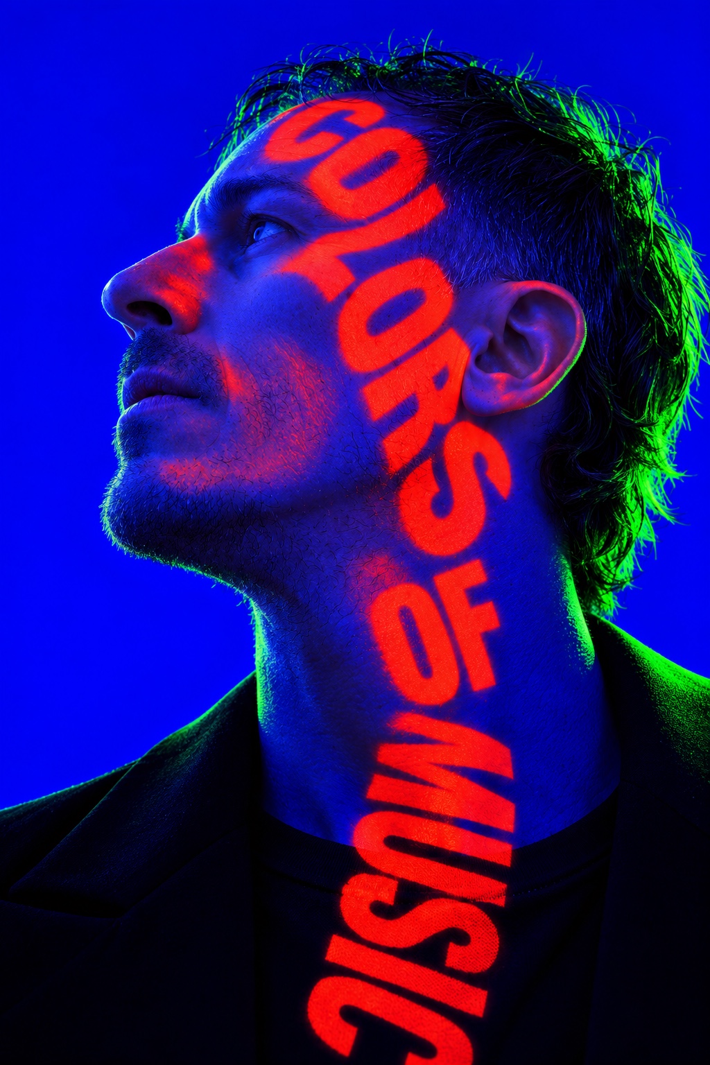 Flow:me im blau-roten Studiolicht mit projiziertem Colors-of-Music-Schriftzug